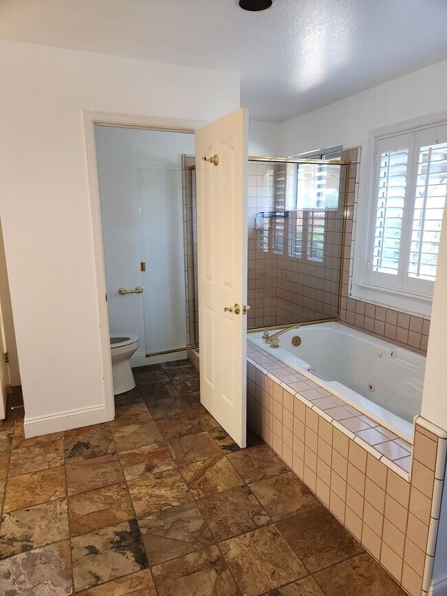 Building Photo - Lovely 4 bedrooms, 3 bathrooms in Windsor