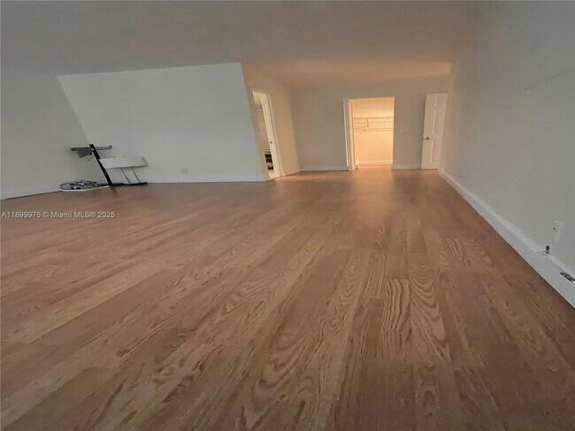 Building Photo - 400 Leslie Dr