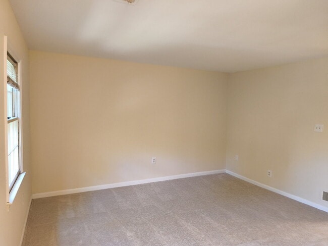 Building Photo - McLean Park Haven: Serene Living in a Tran...