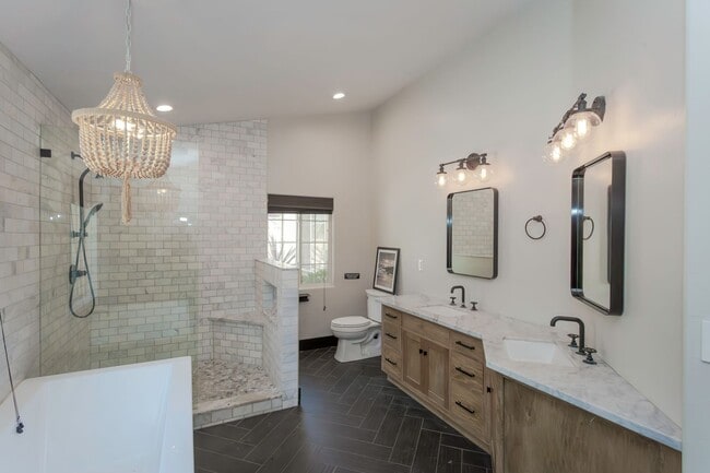 Building Photo - RANCH STYLE POOL HOME ON 2+ ACRES IN THE H...