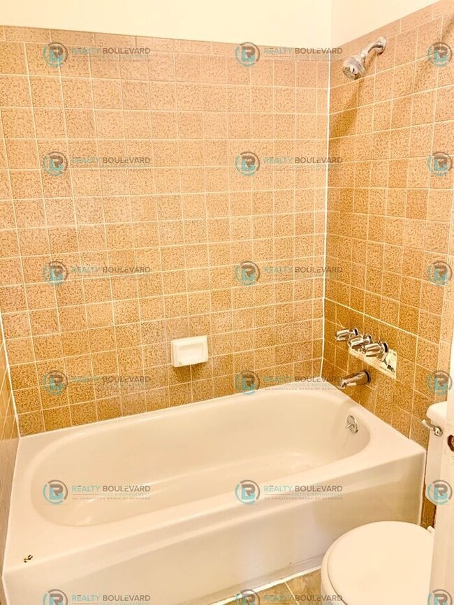 Building Photo - Chic Studio with Open Bedroom & Pool