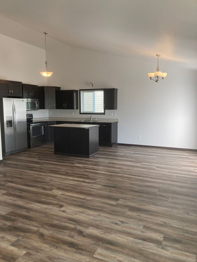 Building Photo - 3 Bed 3 Bath Single Family Home