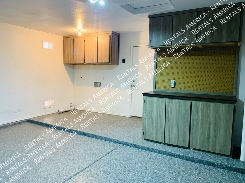 Building Photo - 568 E Sherri Dr