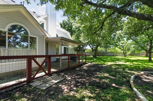 Building Photo - 300 N Carriage Hills Dr