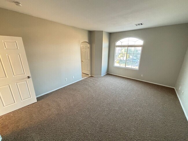 Building Photo - Spacious 3Bed/3Bath Two Story Home Located...