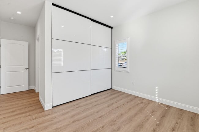 Building Photo - 9548 W Live Oak Ave