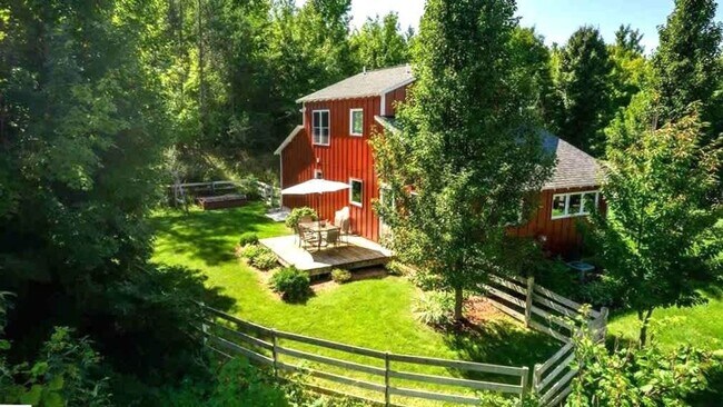 Building Photo - Fully Furnished Monthly Off-Season Gem!