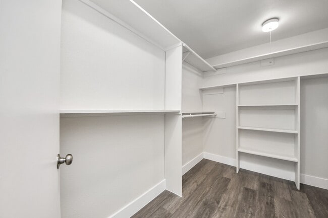 Building Photo - 15423 Ridingwood Dr