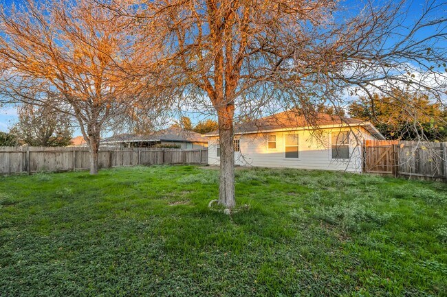 Building Photo - Charming 3 Bed, 2 Bath House with Serene Yard