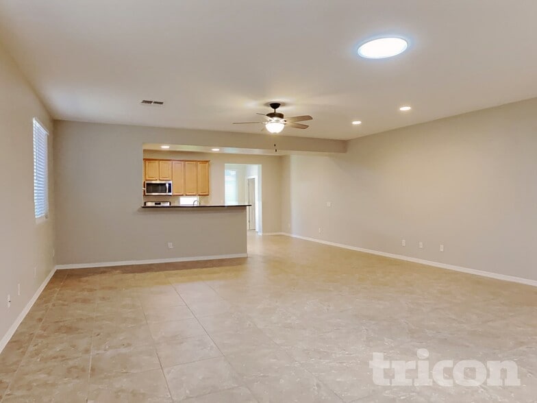 Building Photo - 2403 W Kristina Ave