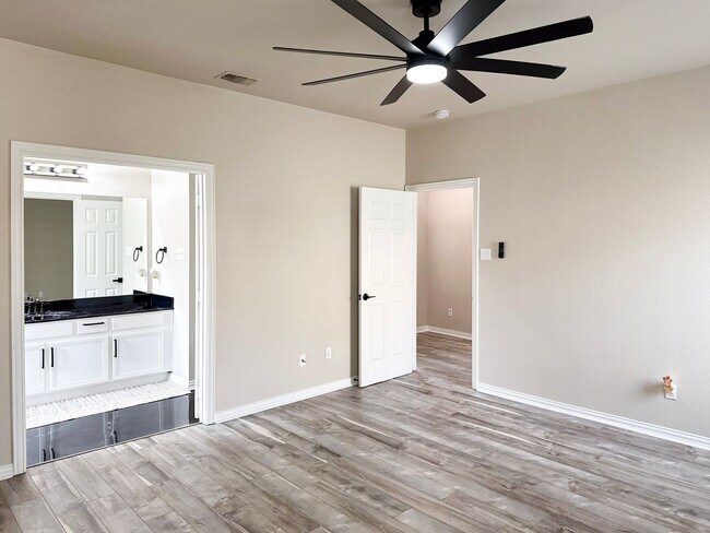 Building Photo - 505 Kingscote Ct