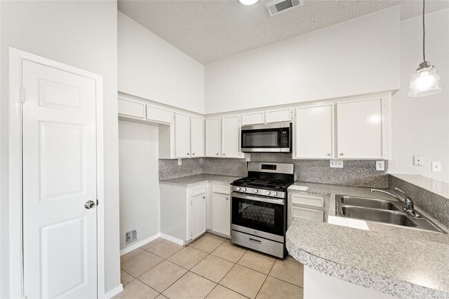 Building Photo - 10746 Staghill Dr