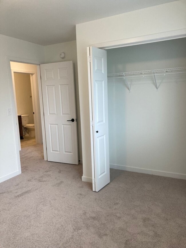 Building Photo - 4 Bed 2 Bath Single Family Home