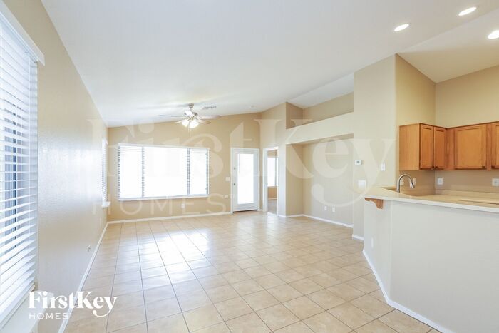 Building Photo - 10894 W Alvarado Rd