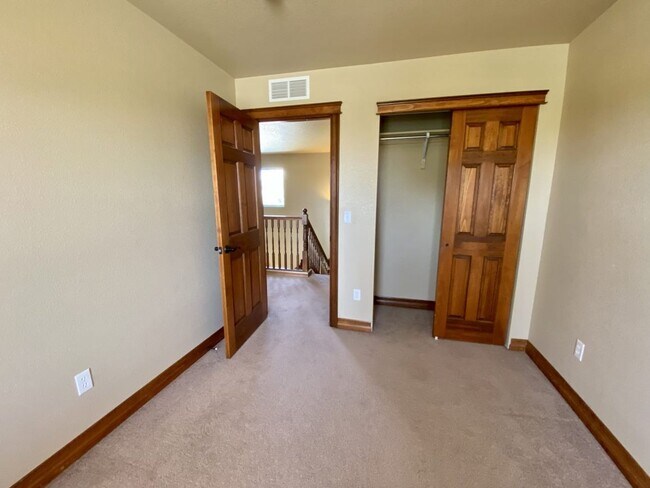 Building Photo - Spacious 4 bed 3.5 Bath in Maple Hill!