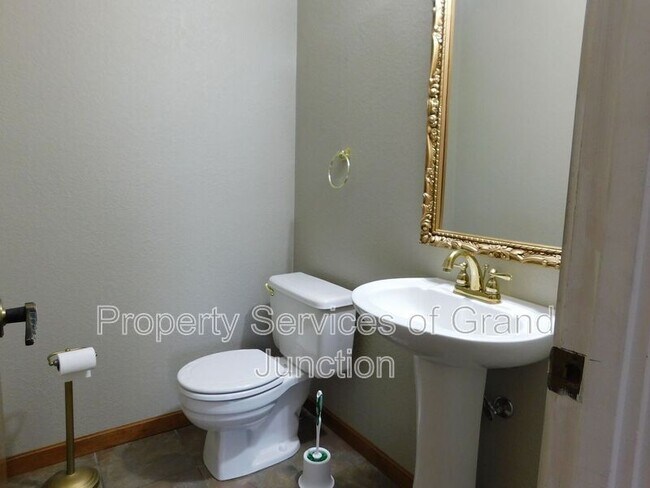 Building Photo - 2338 1/2 Rattlesnake Court