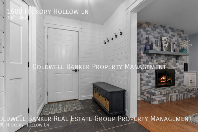 Building Photo - 1600 Hickory Hollow, Menasha