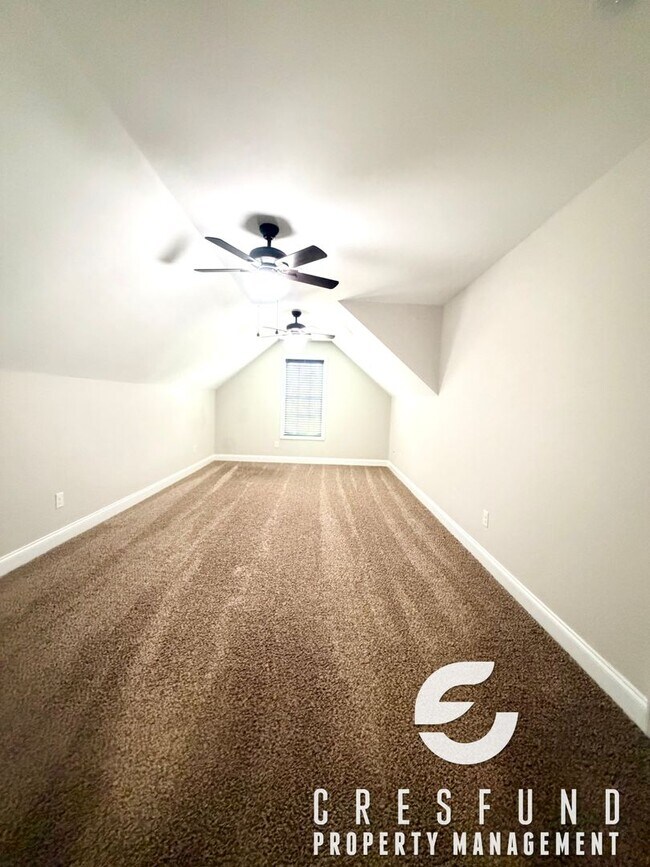 Building Photo - Spacious 3Br 2.5 Bath with Bonus room Fenced in yard