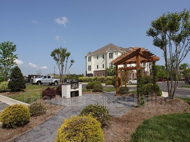 Building Photo - 900 Canenaugh Dr