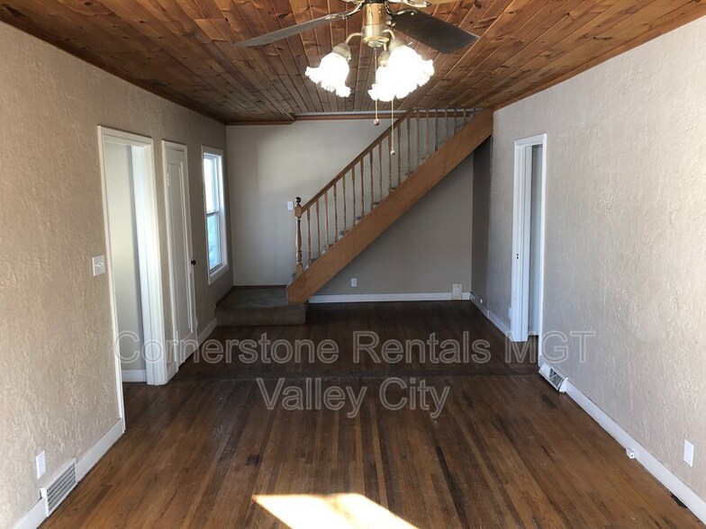 Building Photo - 424 6th Ave NE