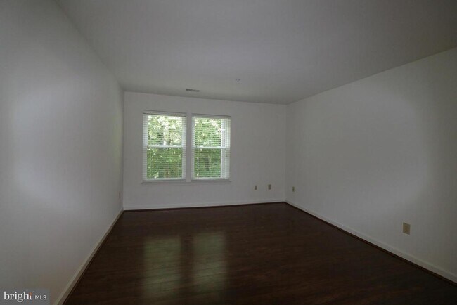 Building Photo - 3301 Sir Thomas Dr