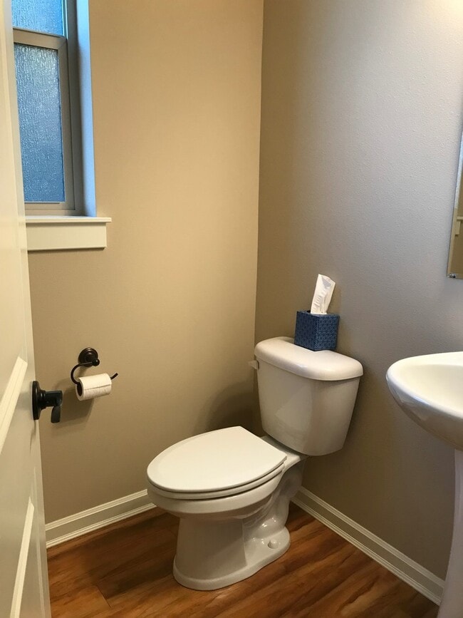 Building Photo - Beautiful NE Bend home, includes office an...