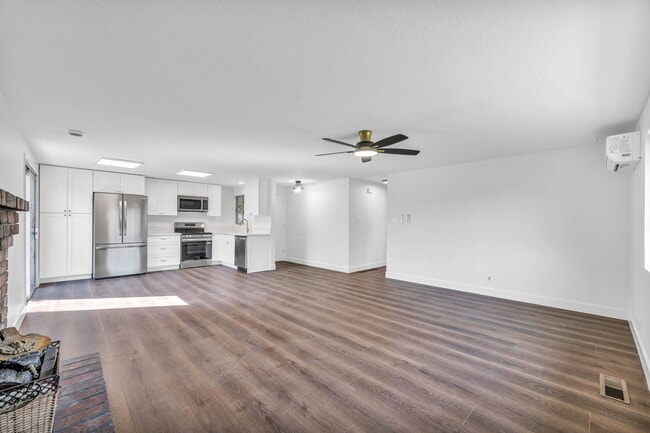 Building Photo - 785 Casazza Dr