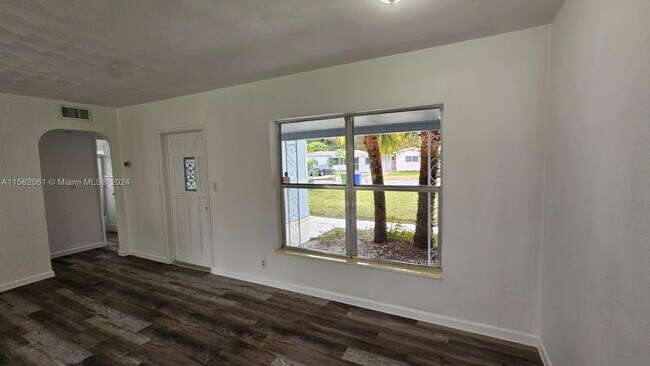 Building Photo - 123 SW 68th Ave