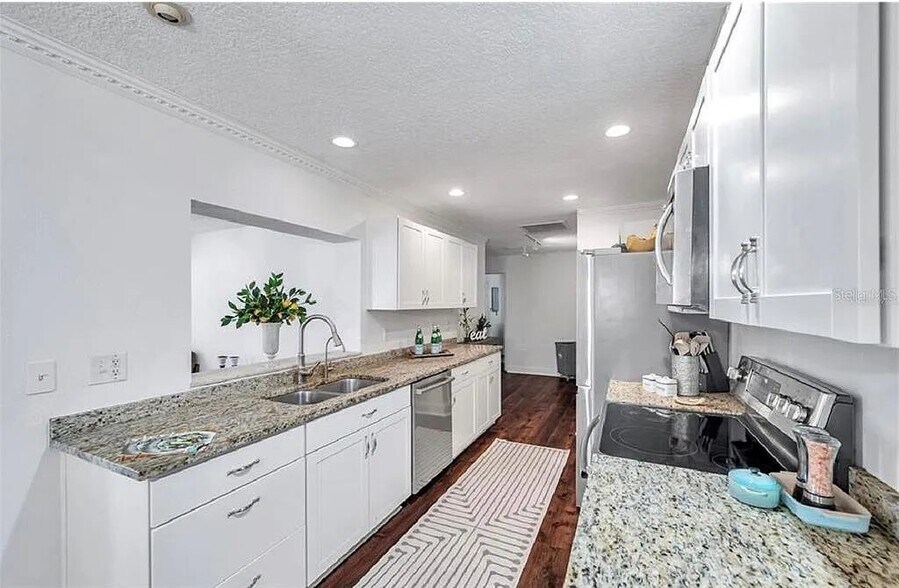 Building Photo - 2873 Sarah Dr