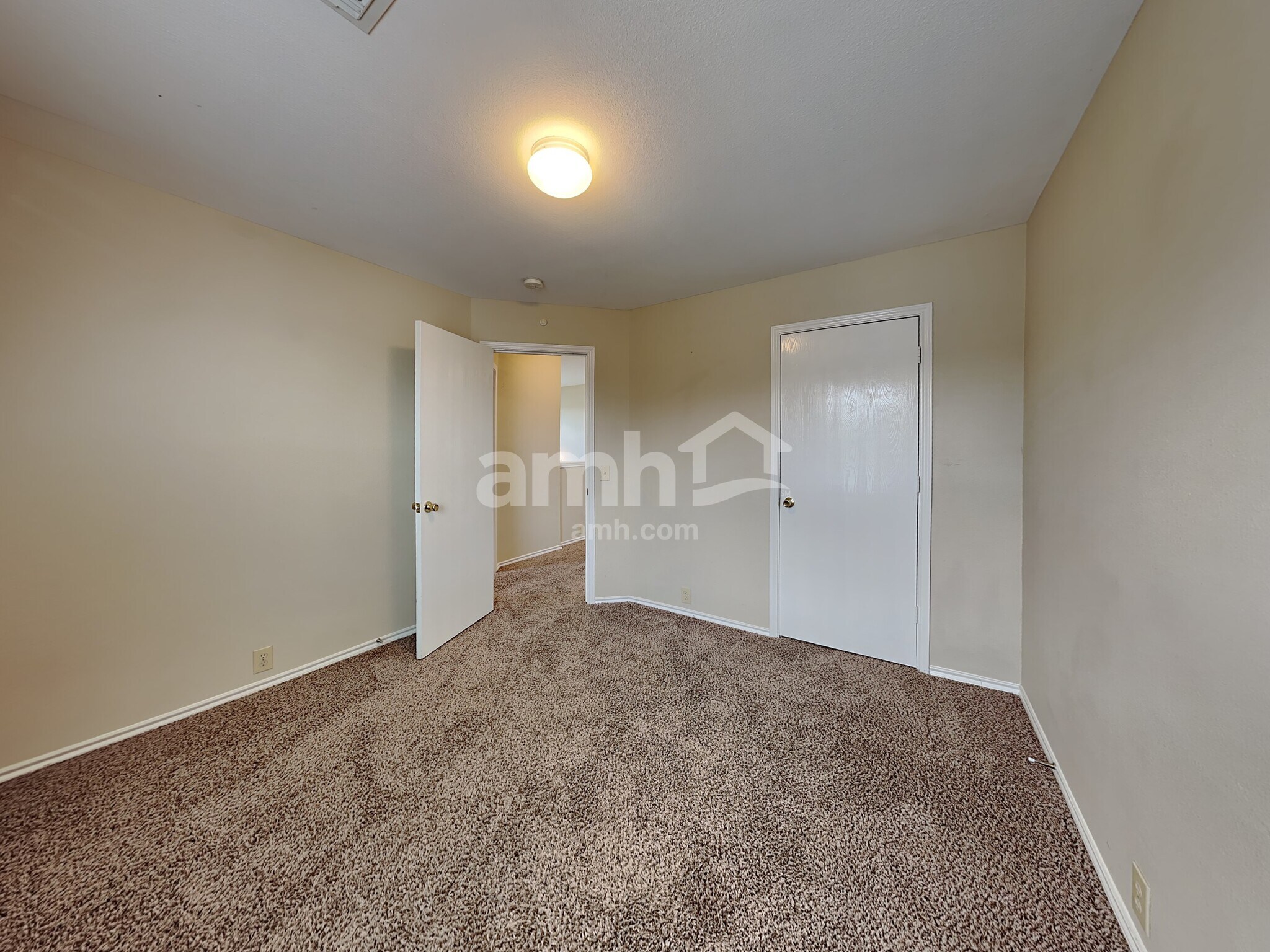 Building Photo - 6013 Midcrown Dr