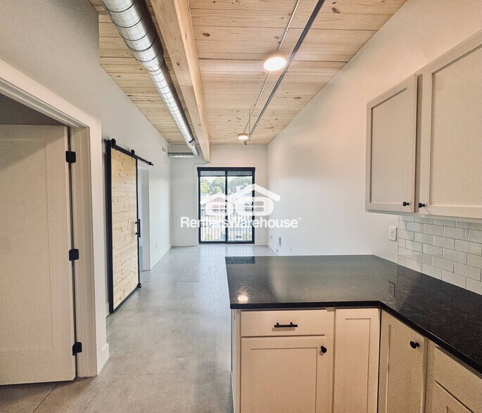 Building Photo - 2701 Ingersoll Ave