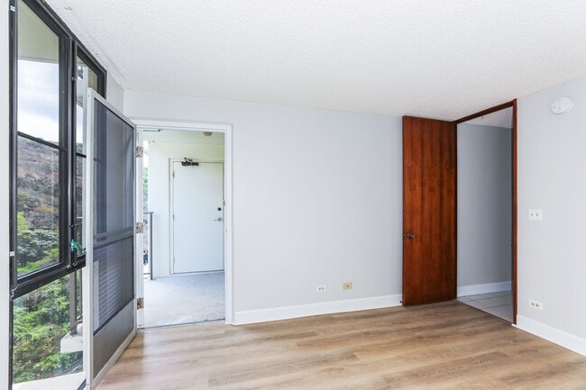 Building Photo - Naniwa Gardens - 1 bdrm/1 bath/1 covered p...