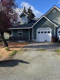 Building Photo - 3 bed / 2 bath Duplex