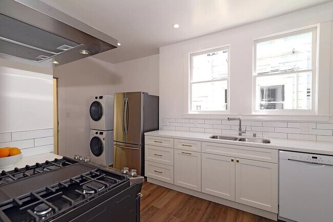 Building Photo - TOP FLOOR 3 BEDROOM FLAT