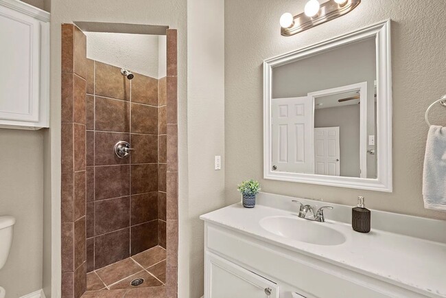 Building Photo - Light-Filled 3-Bedroom Home with Updated K...
