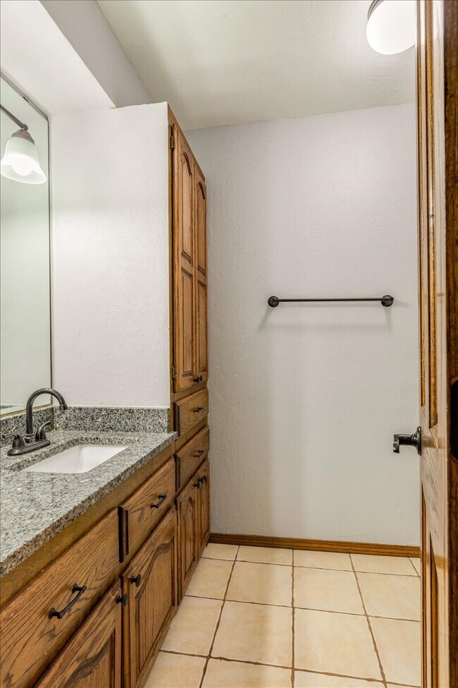 Building Photo - 2508 NE Turtle Creek Dr