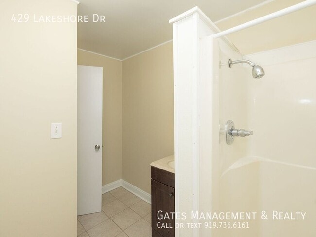 Building Photo - 429 Lakeshore Dr