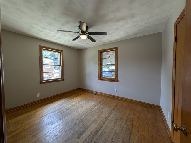 Building Photo - 318 E 11th St
