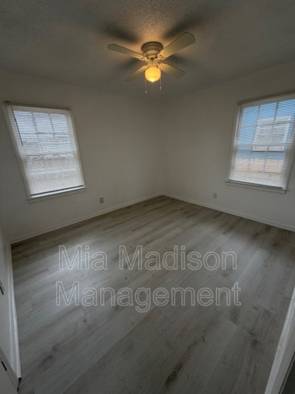 Building Photo - 1518 Heron St