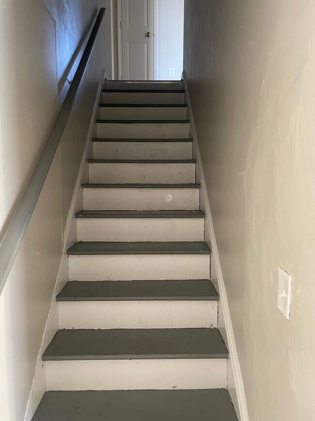 Building Photo - 2 BR 1 BA Duplex