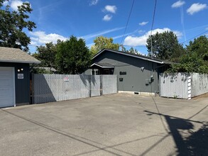 Building Photo - Beautifully updated 3 bedroom, 1 bath house in Eugene!
