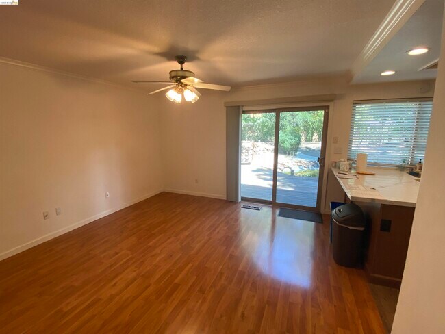 Building Photo - 894 St John Cir