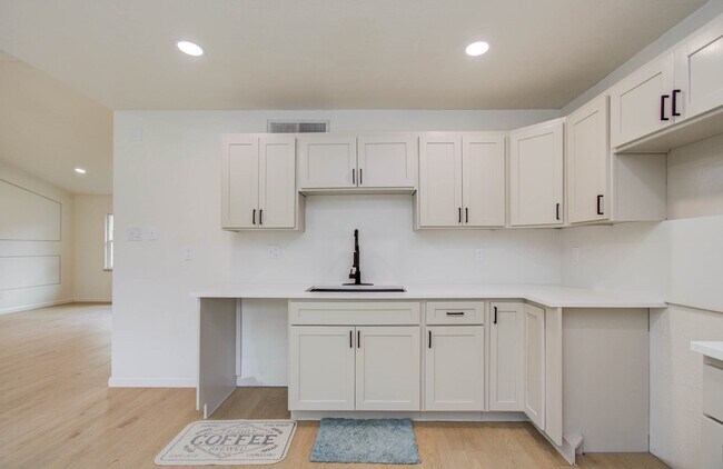 Building Photo - 6903 Blue Ridge Dr