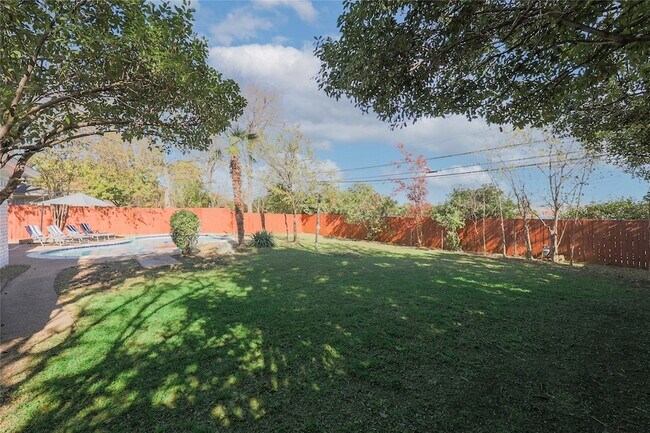 Building Photo - 804 Ridgefield Dr