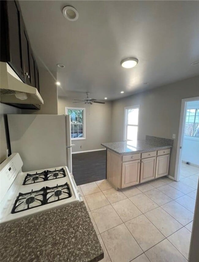 Building Photo - 590 W 3rd St