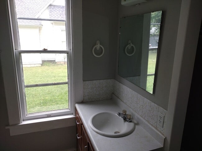 Building Photo - MAIN FLOOR LARGE APARTMENT