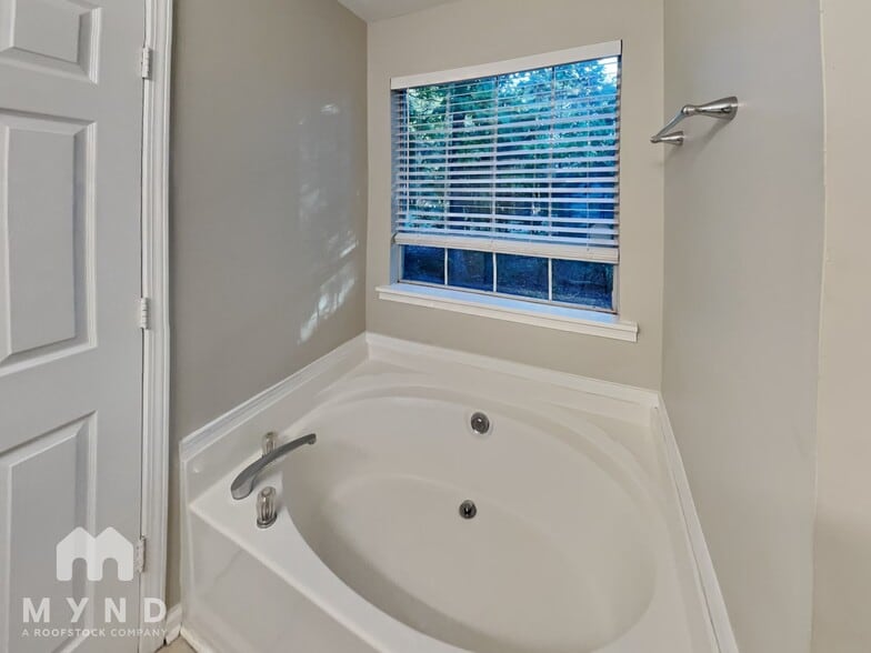 Building Photo - 725 Cowan Rd