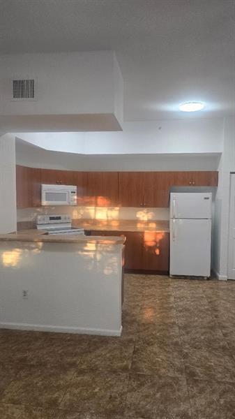 Building Photo - 2851 Riverside Dr