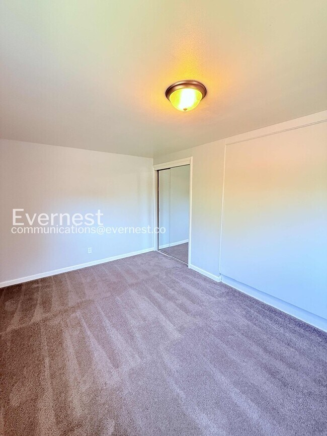 Building Photo - Charming Townhome with Driveway and Street Parking | Pet friendly | Available Now!