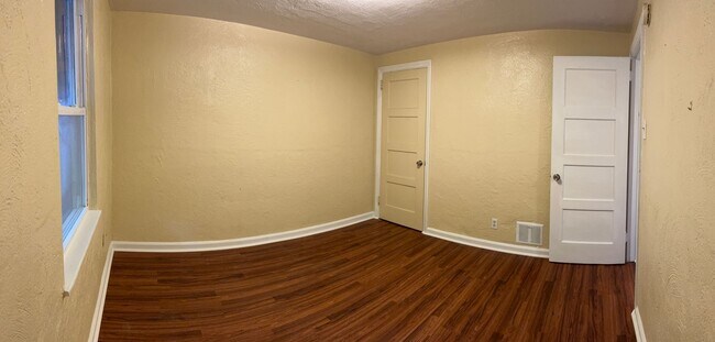 Building Photo - 4402 Coleridge St